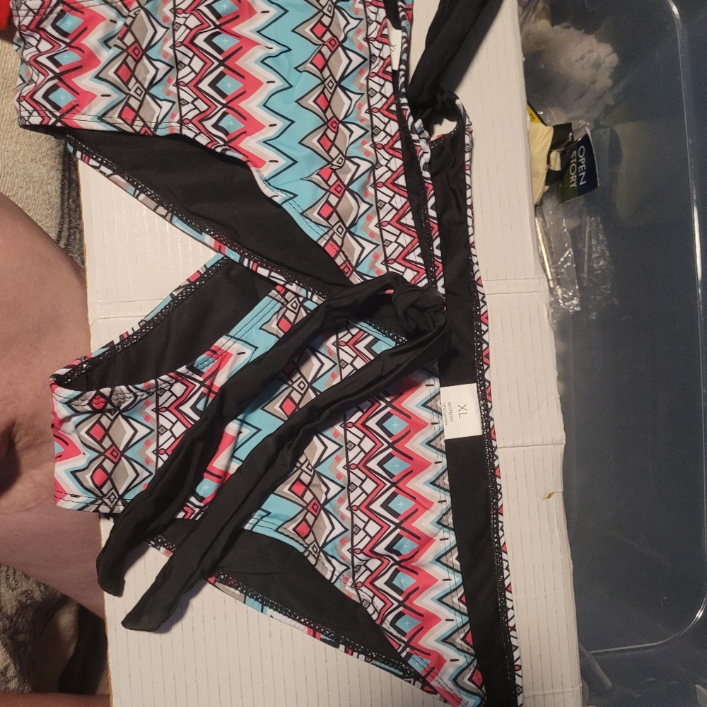Geometric Patterned Bikini Set - Picture 1 of 9